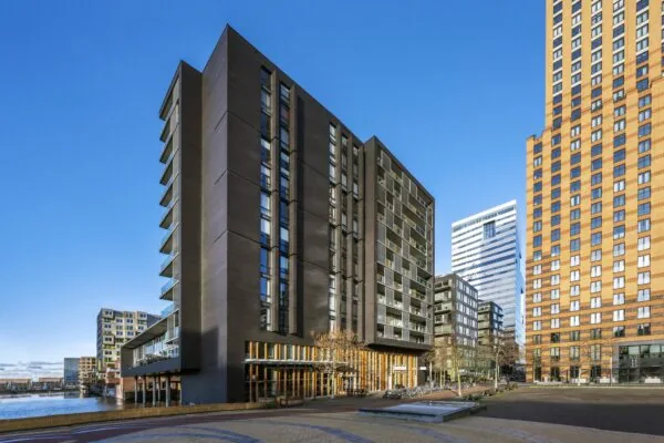 Moderne appartementengebouwen aan het George Gershwinplein in Amsterdam op een zonnige dag.